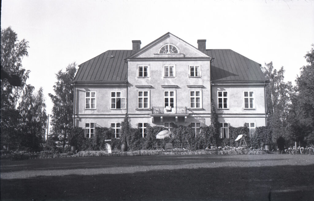 Svartvit bild på Orisberg herrgård.