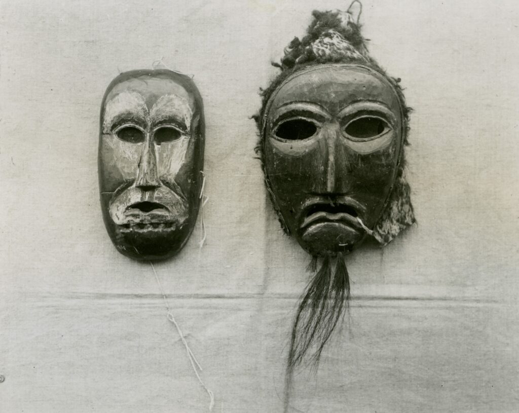 Svartvit bild på två masker från Estland.