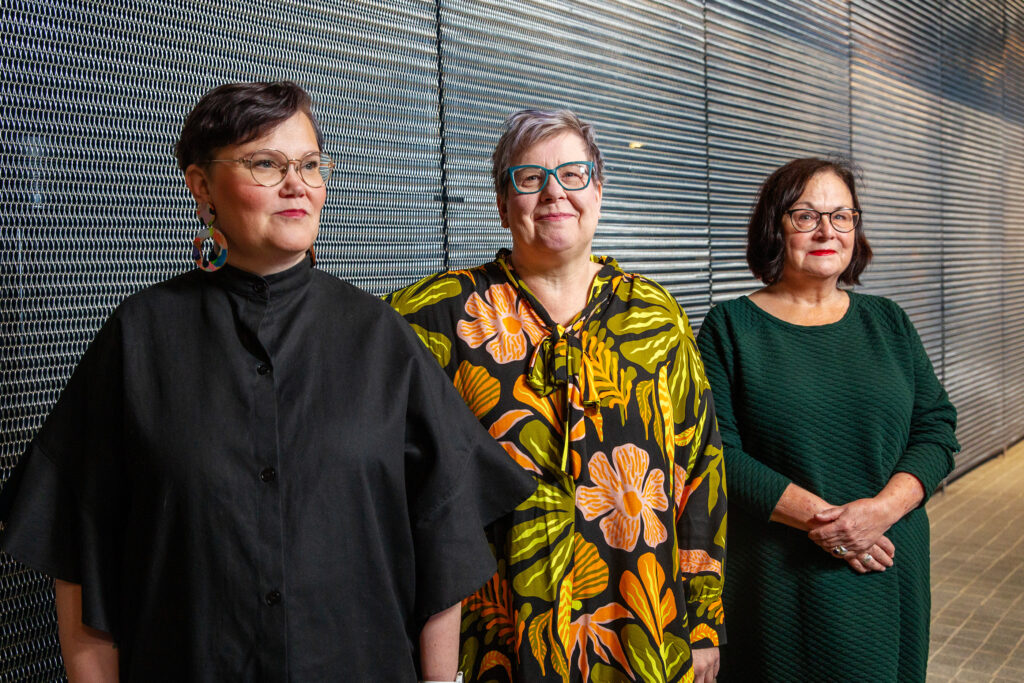 Porträttfoto av redaktörerna för boken Tidsligheter Ann-Charlotte Palmgren, Mia Österlund och Pia Ahlbäck.